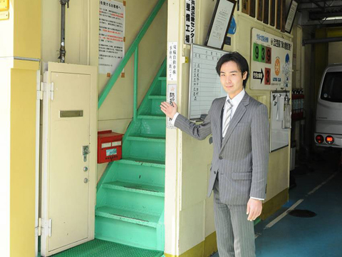 こちらの階段を上がると事務所になります。少し狭い入口ですが、階段を上がると笑顔でスタッフたちがお待ちしておりますので、お気軽にお越しください。